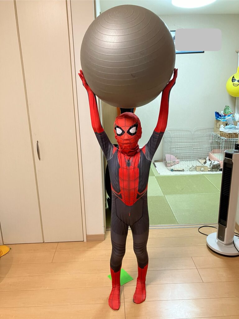 バランスボールを持ち上げるミニスパイダーマン